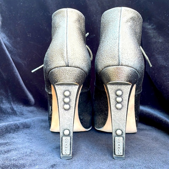 CHANEL SILVER METALLIC LEATHER  HIGH HEEL ANKLE BOOTIES ! - 9 - GORGEOUS !🔥💋 - Picture 6 of 15